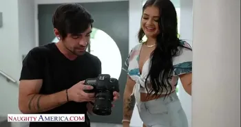 سمراء مثيرة تجلس بشكل جميل على قضيب