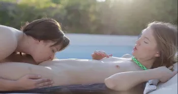 فتيات مثليات صغيرات يمارسن الجنس بشكل رائع بجانب المسبح، ويقدمن خدمات جنسية فموية لذيذة