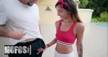 فتاة نحيفة من فيلم إباحي تستعرض فرجها الضيق الجميل