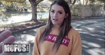 فتاة شابة ذات بشرة فاتحة من موقع إباحي تمارس الجنس الفموي والجنس مع صديقتها سراً