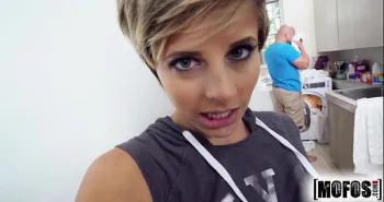 عاهرة من موقع Redtube تستعرض فرجها الضيق في فيديو إباحي