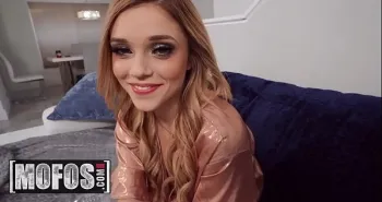 فتاة شقراء فاتنة تمارس الجنس مع شريكها ذي العضو الكبير في فيديو إباحي