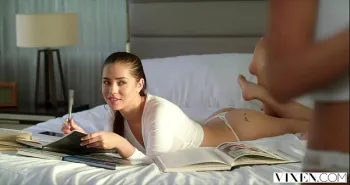 فتاة شابة مثيرة تمارس الجنس مع شريكها ذي القضيب الكبير في فيديو إباحي