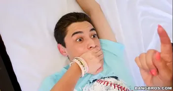 عمة شقراء مثيرة ذات فرج كبير تركب قضيب ابن أخيها في فيديو إباحي