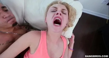 فيديو إباحي لفتاة شقراء عاهرة تستعرض فرجها اللذيذ وتصرخ بصوت عالٍ